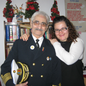 Alessia con un veterano della seconda guerra mondiale in Romania